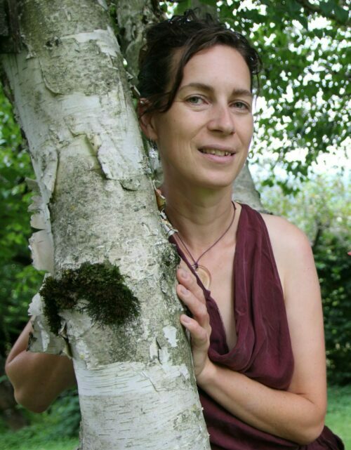 marion contre un arbre