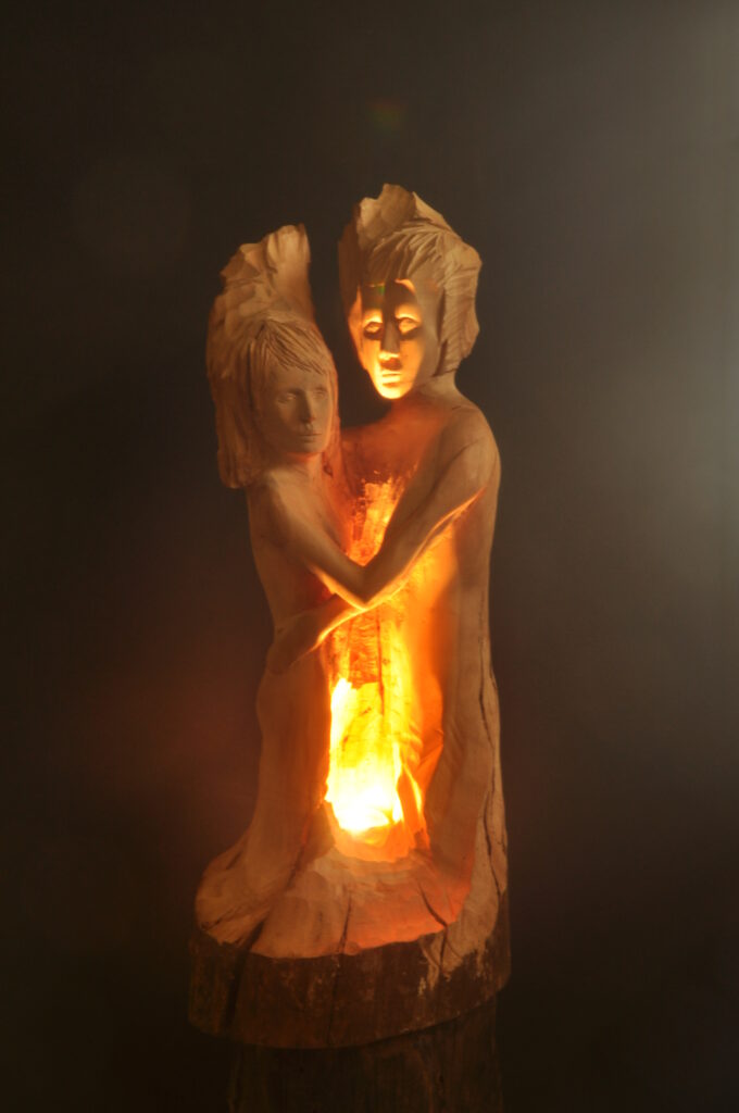 sculpture bois autour du feu